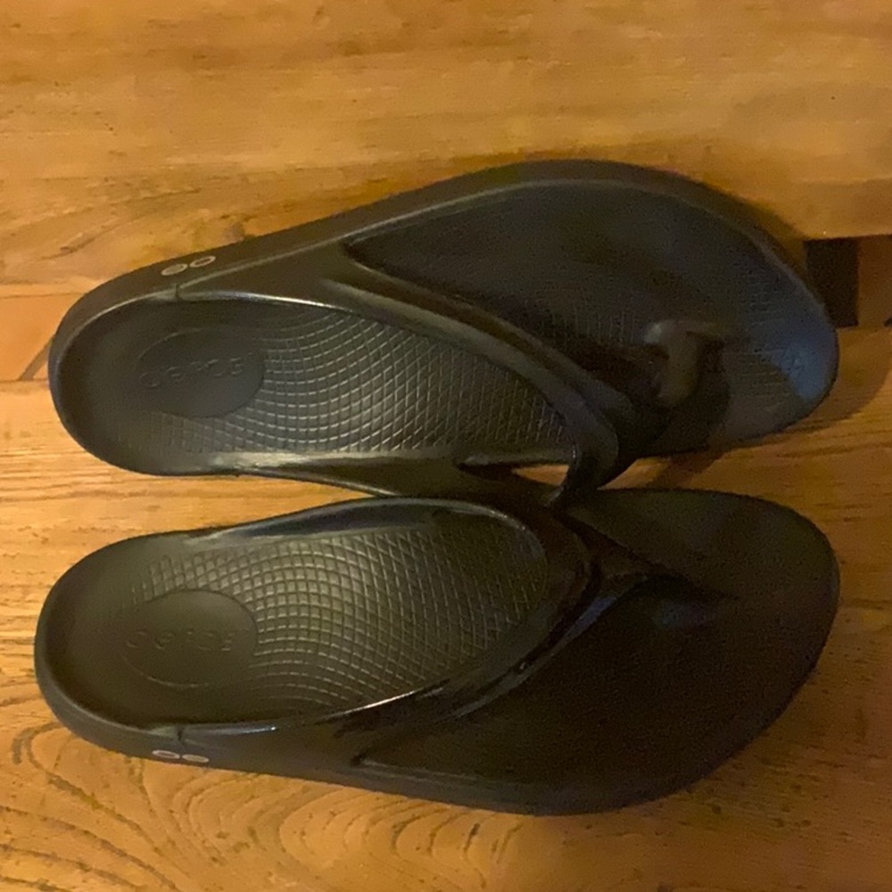 OOFOS Black Sandals, size 9